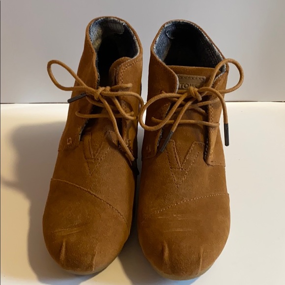 ✨BRAND NEW✨ TOMS TAN BROWN SUEDE WEDGE BOOTIES FOR FALL - Picture 6 of 15